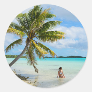 Vrouw onder een palmboom met ronde sticker