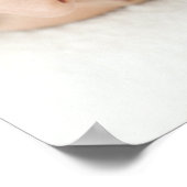 Vrouw ontspannen aan een kuuroord terwijl ze een 2 poster (Hoek)