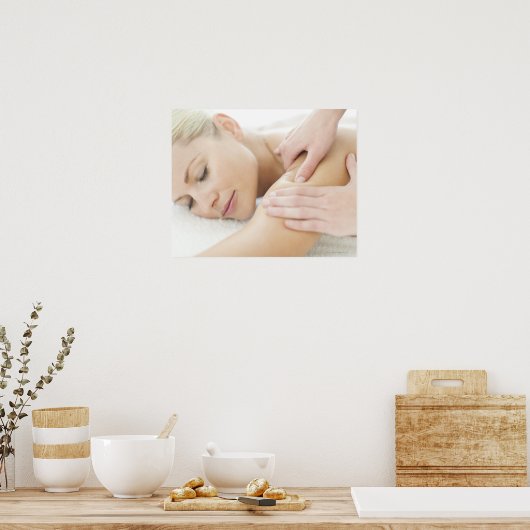 Vrouw ontspannen aan een kuuroord terwijl ze een 2 poster (Keuken)