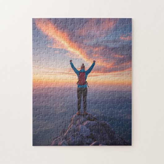 Vrouw op bergtop Triumphant Inspirational Legpuzzel (Verticaal)