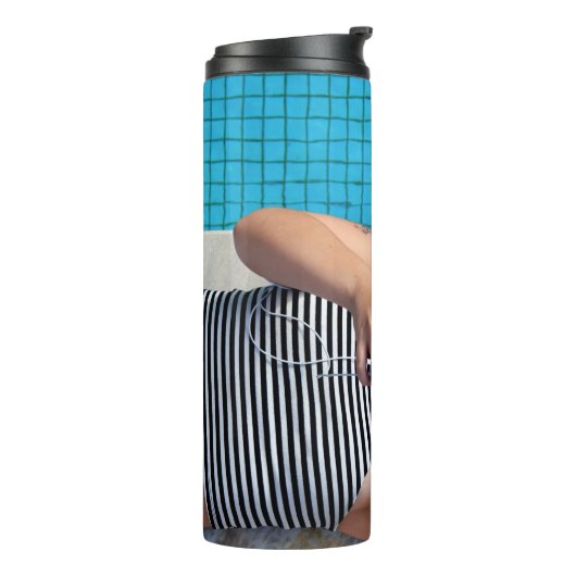 Vrouw op bruine vloer thermosbeker (Gedraaid links)