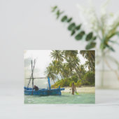 Vrouw op een kleine traditionele vissersboot, briefkaart (Staand voorkant)