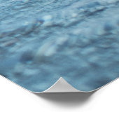 Vrouw op een opblaasbare drijver in de oceaan geri poster (Hoek)