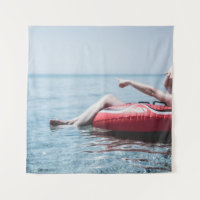 Vrouw op een opblaasbare drijver in de oceaan geri