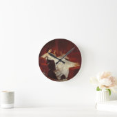 Vrouw op een rode sofa ronde klok (Huis)