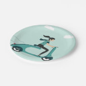 Vrouw op een scooter papieren bordje (Gekanteld)