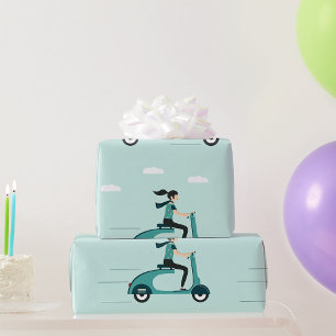 Vrouw op een scooterwrapppapier cadeaupapier