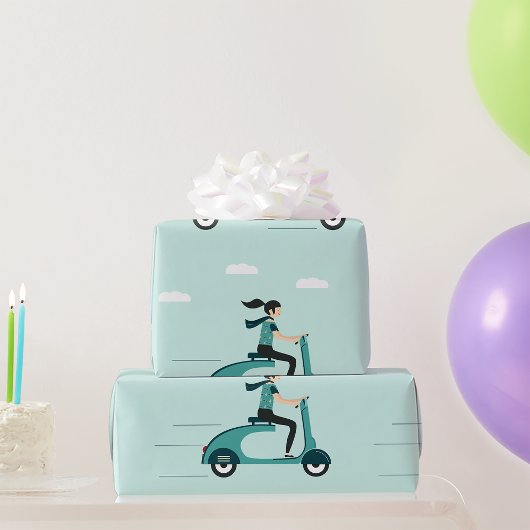 Vrouw op een scooterwrapppapier cadeaupapier