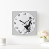 Vrouw op gereedschap vierkante klok (Huis)