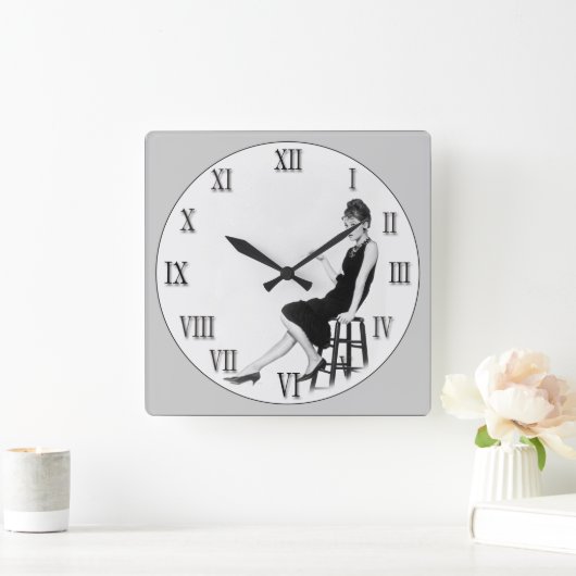 Vrouw op gereedschap vierkante klok (Huis)