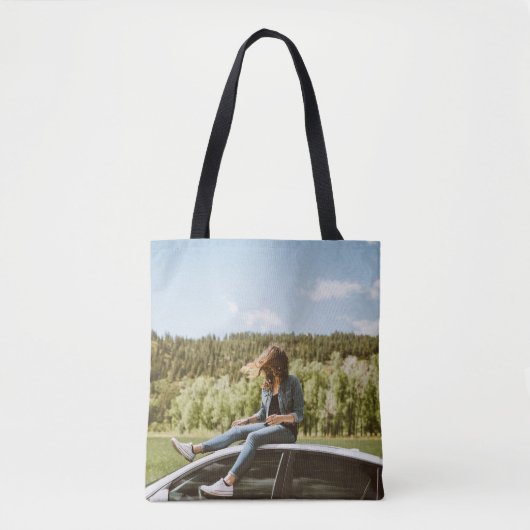 Vrouw op het dak van een witte sedan tote bag (Voorkant)