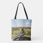 Vrouw op het dak van een witte sedan tote bag (Achterkant)