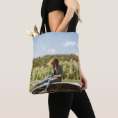Vrouw op het dak van een witte sedan tote bag (Dichtbij)