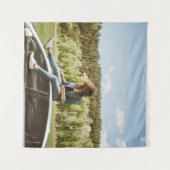 Vrouw op het dak van een witte sedan wandkleed (Voorkant (horizontaal))