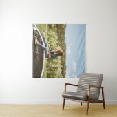 Vrouw op het dak van een witte sedan wandkleed (In Situ (horizontaal))