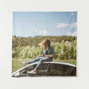 Vrouw op het dak van een witte sedan wandkleed