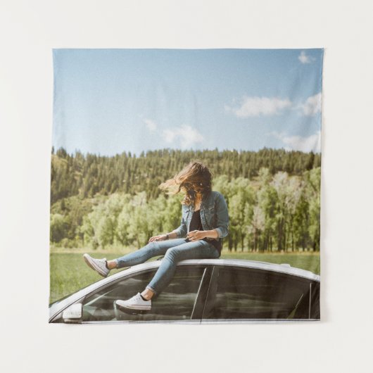 Vrouw op het dak van een witte sedan wandkleed (Voorkant)