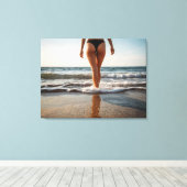 Vrouw op het strand canvas afdruk (Insitu (Houten vloer))
