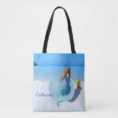 Vrouw op het strand met Drink (aangepaste naam) Tote Bag (Voorkant)