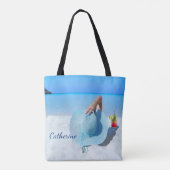 Vrouw op het strand met Drink (aangepaste naam) Tote Bag (Achterkant)