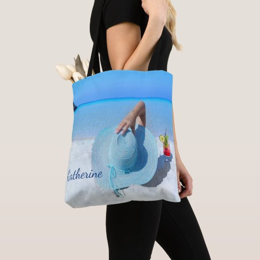 Vrouw op het strand met Drink (aangepaste naam) Tote Bag (Dichtbij)
