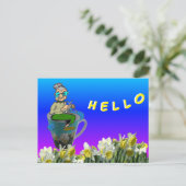 Vrouw op Mok Daffodils HALLO Briefkaart (Staand voorkant)