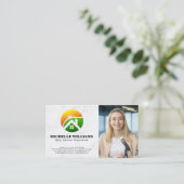 Vrouw op podcast | Onroerend goed Logo Visitekaartje (Staand voorkant)