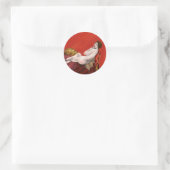 Vrouw op Rode Sofa Ronde Sticker (Tas)