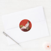Vrouw op Rode Sofa Ronde Sticker (Envelop)