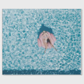 Vrouw op roze boei omgeven door waterlichaam in cadeaupapier (Vlak)