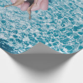 Vrouw op roze boei omgeven door waterlichaam in cadeaupapier (Hoek)