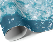 Vrouw op roze boei omgeven door waterlichaam in cadeaupapier (Rol Hoek)