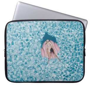 Vrouw op roze boei omgeven door waterlichaam in laptop sleeve