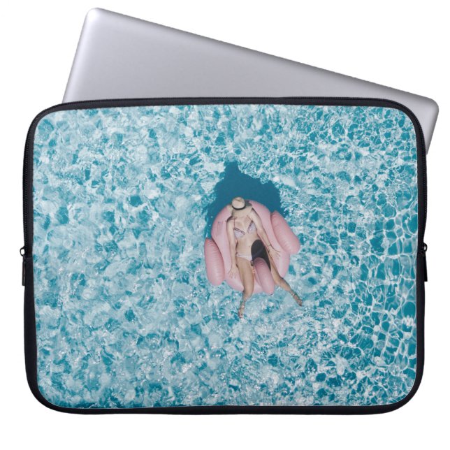 Vrouw op roze boei omgeven door waterlichaam in laptop sleeve (Voorkant)
