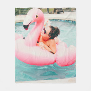 Vrouw op roze opblaasbare flamingo in de openlucht fleece deken