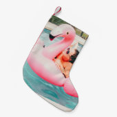 Vrouw op roze opblaasbare flamingo in de openlucht kleine kerstsok (Voorkant (Hangend))