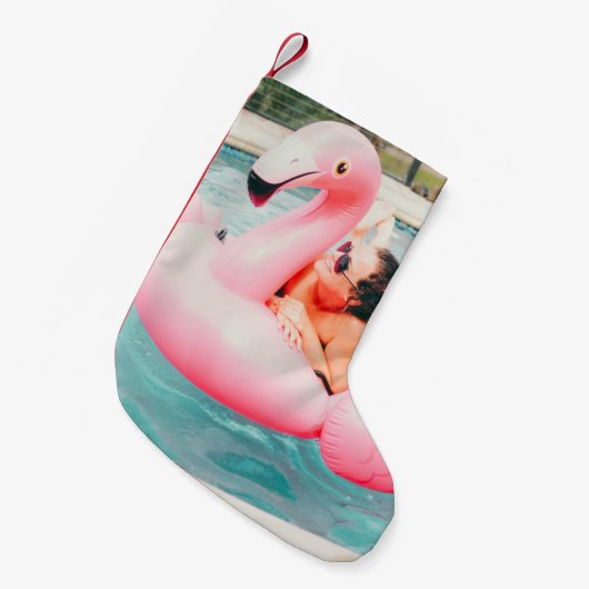 Vrouw op roze opblaasbare flamingo in de openlucht kleine kerstsok (Voorkant (Hangend))