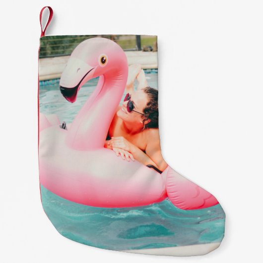 Vrouw op roze opblaasbare flamingo in de openlucht kleine kerstsok (Voorkant)
