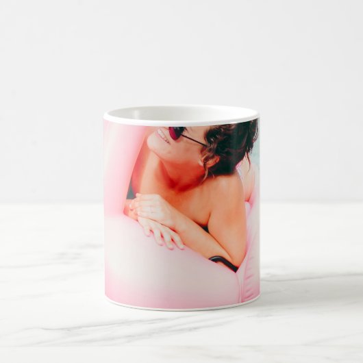 Vrouw op roze opblaasbare flamingo in de openlucht koffiemok (Center)