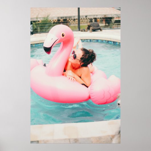 Vrouw op roze opblaasbare flamingo in de openlucht poster (Voorkant)