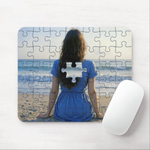 Vrouw op strand met puzzelstukje vermist muismat