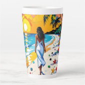 Vrouw op strand Tropisch tafereel Latte Mok (Voorkant)