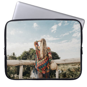 Vrouw op terras laptop sleeve