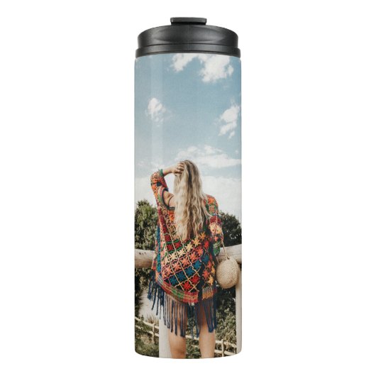 Vrouw op terras thermosbeker (Voorkant)