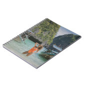 Vrouw op waterlichaam tussen bruine boten notitieboek (Linkerzijde)