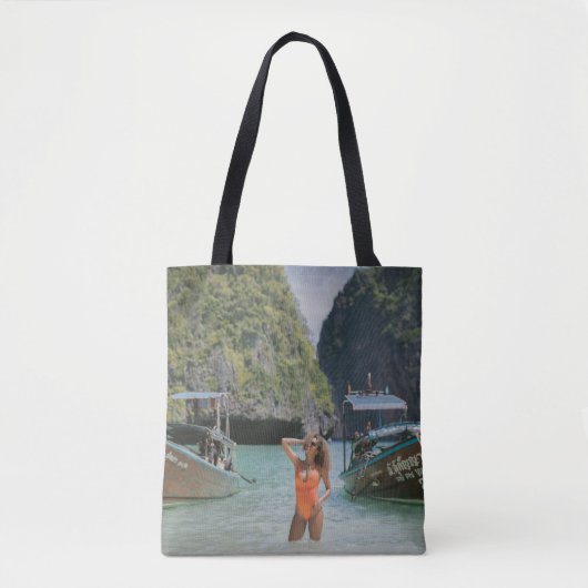 Vrouw op waterlichaam tussen bruine boten tote bag (Voorkant)