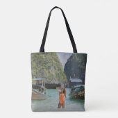 Vrouw op waterlichaam tussen bruine boten tote bag (Achterkant)