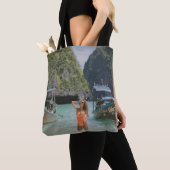 Vrouw op waterlichaam tussen bruine boten tote bag (Dichtbij)