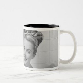 Vrouw opgepakt tweekleurige koffiemok