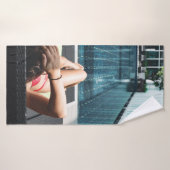 Vrouw over bruine chaistielounge badhanddoek (Badhanddoek)